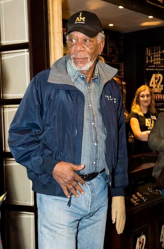 Morgan Freeman a suferit în 2008 un grav accident de mașină în urma căruia mâna stângă i a fost afectată  jpeg