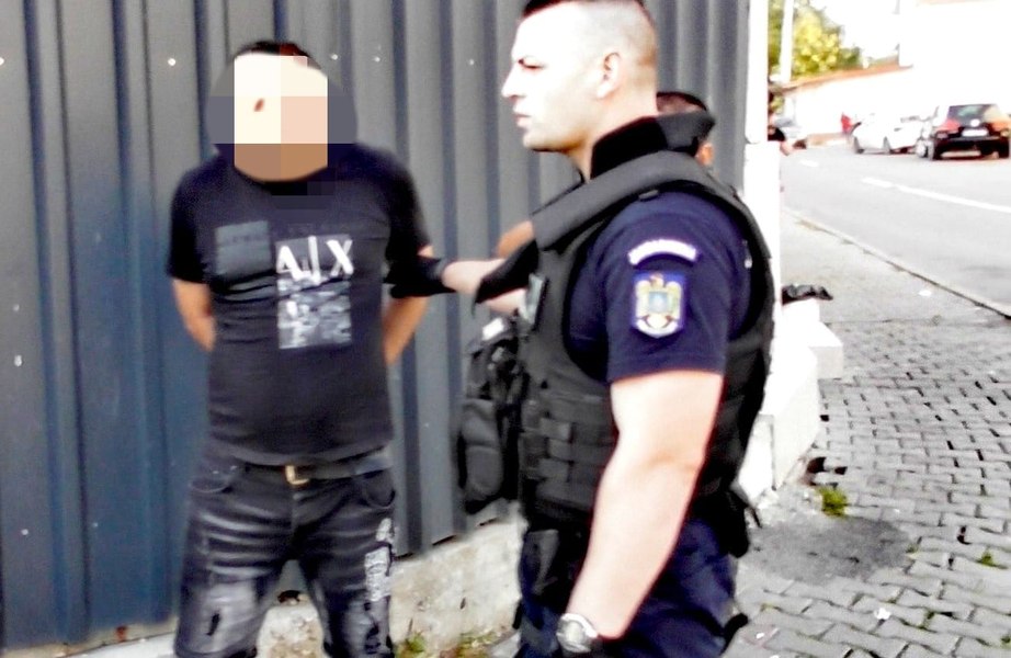 Un bărbat care amenința oamenii pe stradă cu un briceag, imobilizat de jandarmi VIDEO