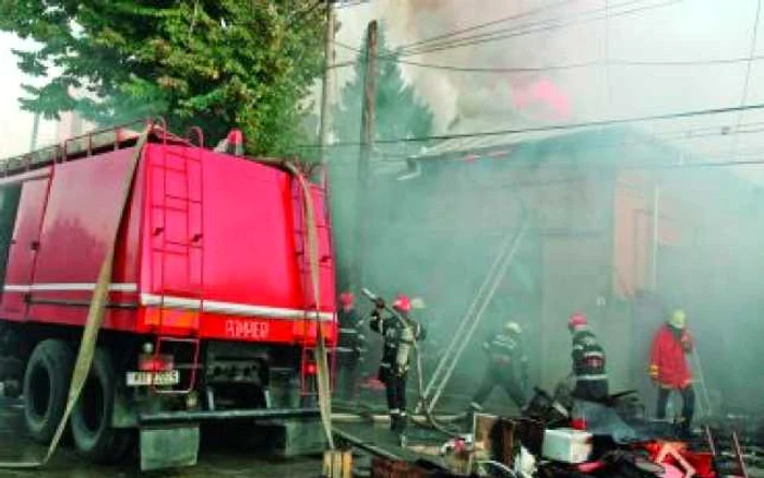 O bătrână de 75 de ani, găsită carbonizată după incendiul din Crângaşi