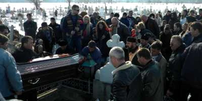 Zeci de persoane și de rude au venit la cimitir. Foto Dana Mihai