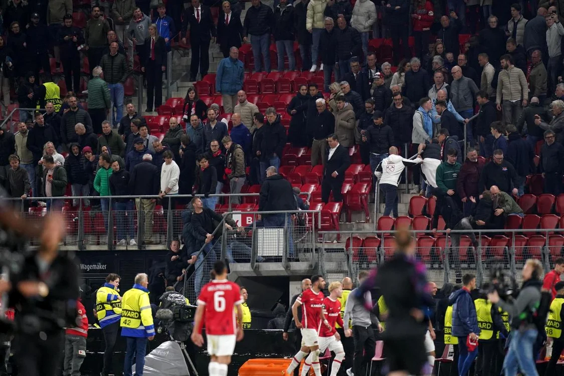 Fanii din Alkmaar s-au războit cu toată lumea după meciul cu West Ham. Foto PA 