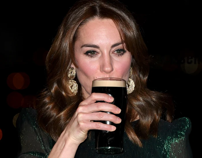 
    Kate Middleton într-o rochie verde smarald, de la The Vampire Wifefoto: Profimedia  