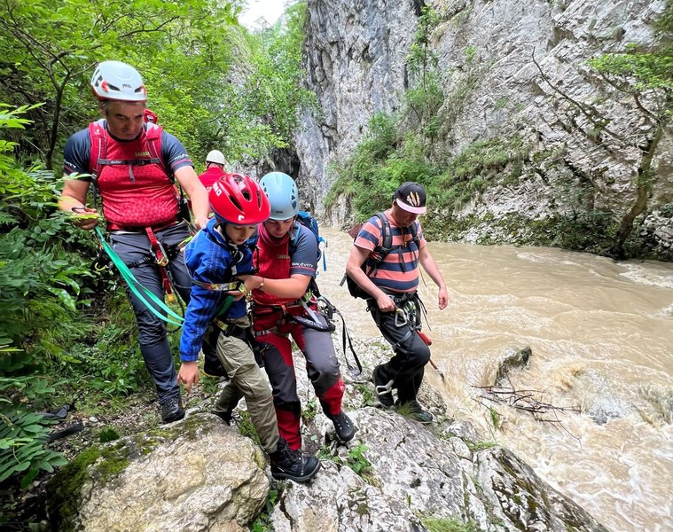 O noapte izolați în Cheile Râmețului. Patru turiști, găsiți epuizați duminică FOTO