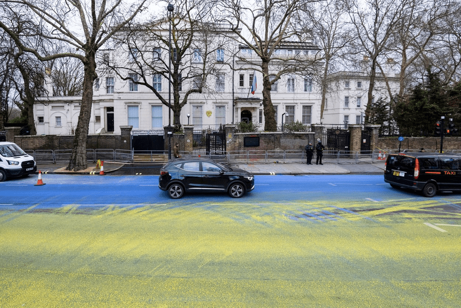 Steag uriaș ucrainean, pictat în fața Ambasadei Rusiei din Londra - FOTO
