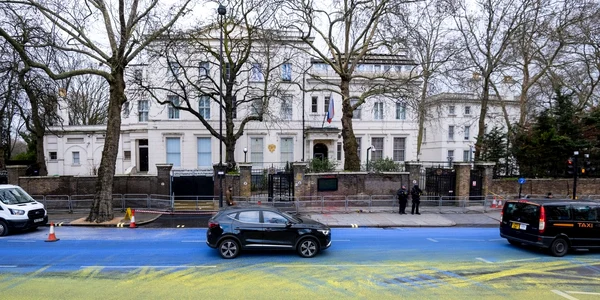 Steag uriaș ucrainean, pictat în fața Ambasadei Rusiei din Londra - FOTO Profimedia