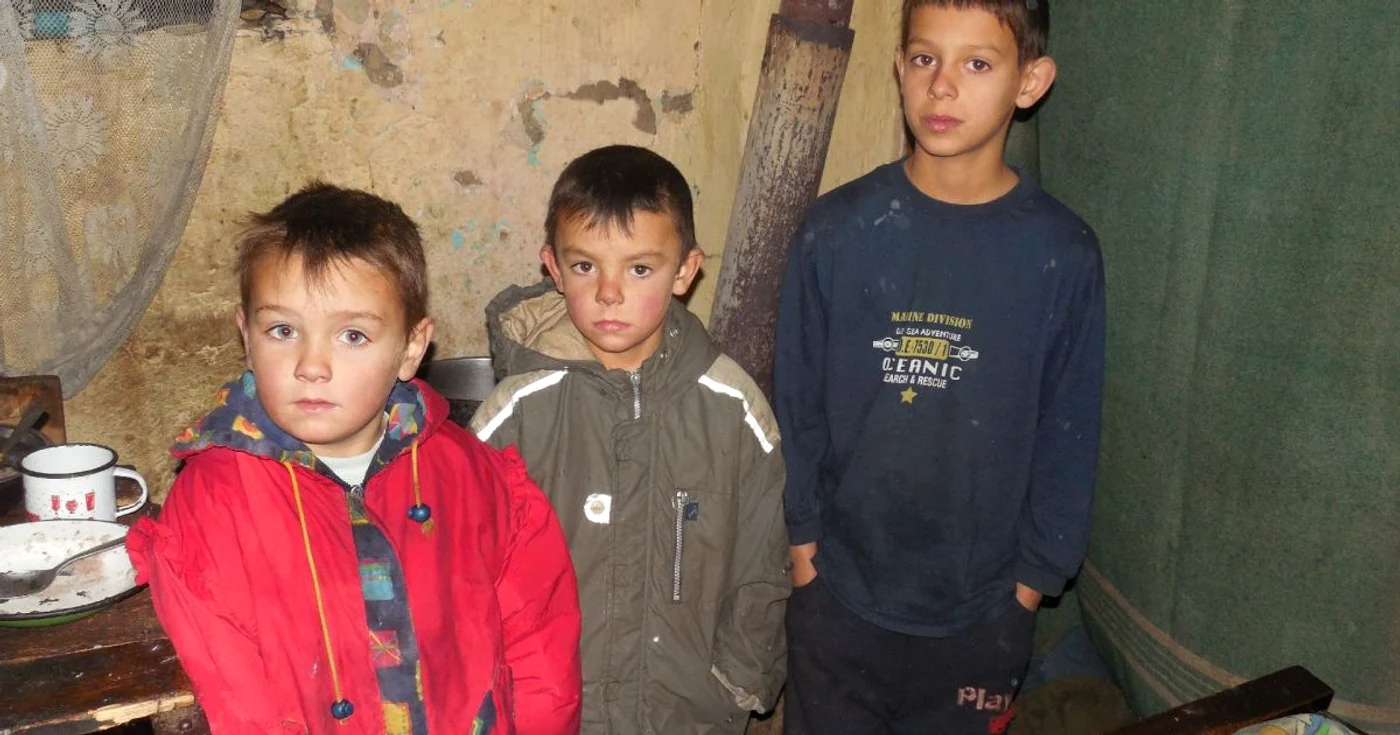 Florica Matei si copiii ei locuiesc intr-o camera de 10 metri patrati - Fotografii Ramona Găină