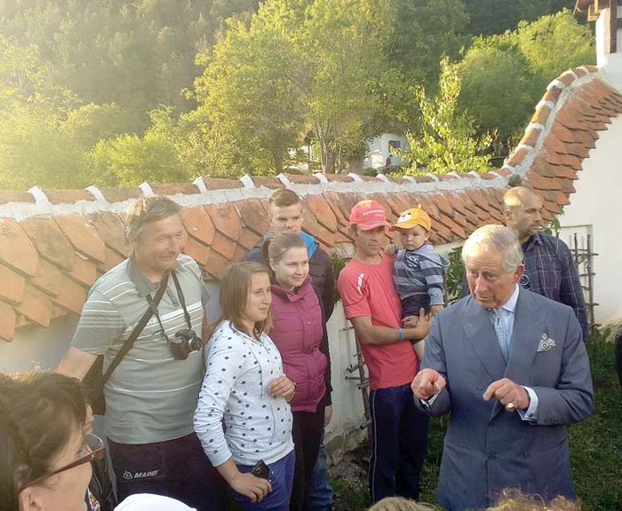 Charles a fost întâmpinat ca un vecin de localnici