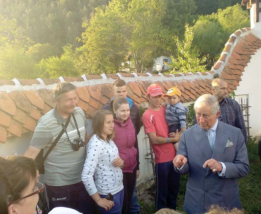 Charles a fost întâmpinat ca un vecin de localnici