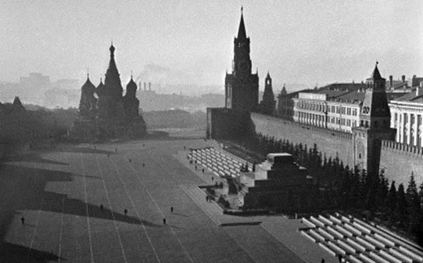 Mausoleul lui Lenin din Piața Roșie, în 1941 (© Anatoliy Garanin / Анатолий Гаранин / Commons:RIA Novosti)