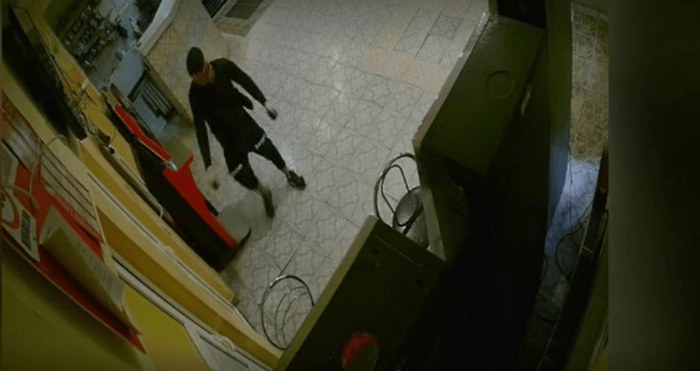 Un hoț a uitat pe unde a intrat în magazinul jefuit. Cum a reușit să iasă până la urmă