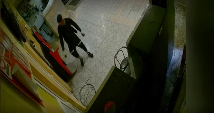 Hoțul a luat la rând toate încăperile magazinului ca să poată ieși FOTO captură video ProTv