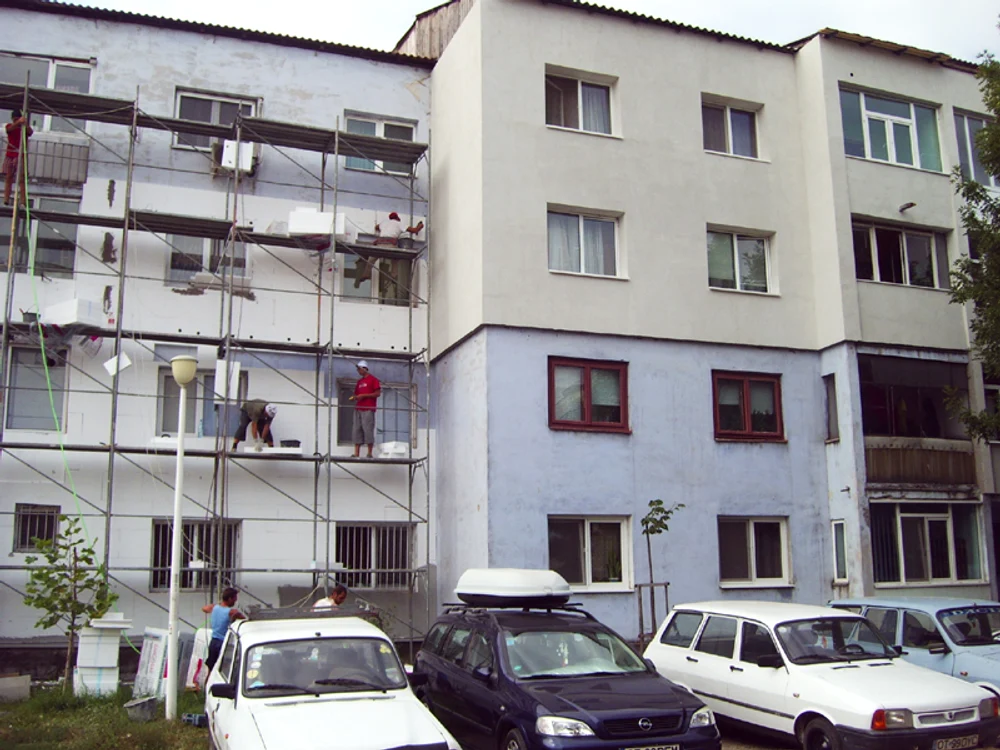 Primăria Slatina a alocat în acest an 5,5 milioane lei pentru schimbarea imaginii blocurilor din oraş