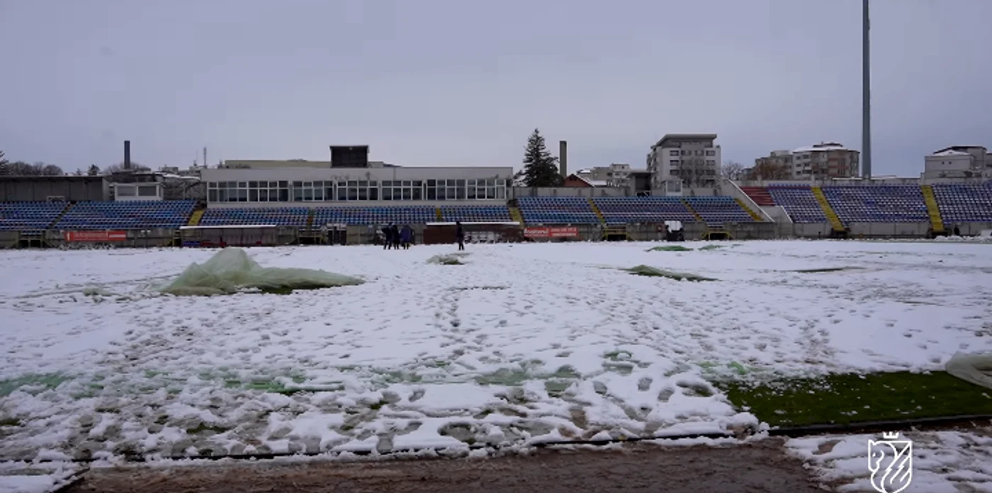 Zăpada a pus stăpânire pe terenul de joc FOTO Captură video
