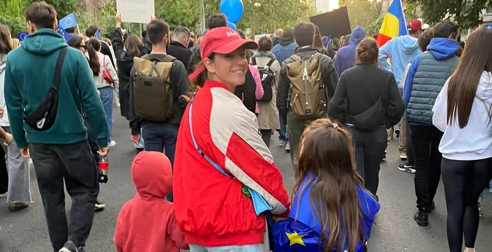 Ada Condeescu cu copiii la miting foto: Facebook 