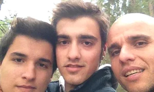 Liviu Teodorescu, alături de tatăl său (dreapta) și de fratele mai mic Matei (stânga) jpeg