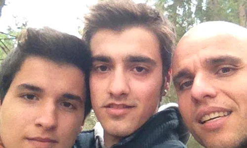 Liviu Teodorescu, alături de tatăl său (dreapta) și de fratele mai mic Matei (stânga) jpeg