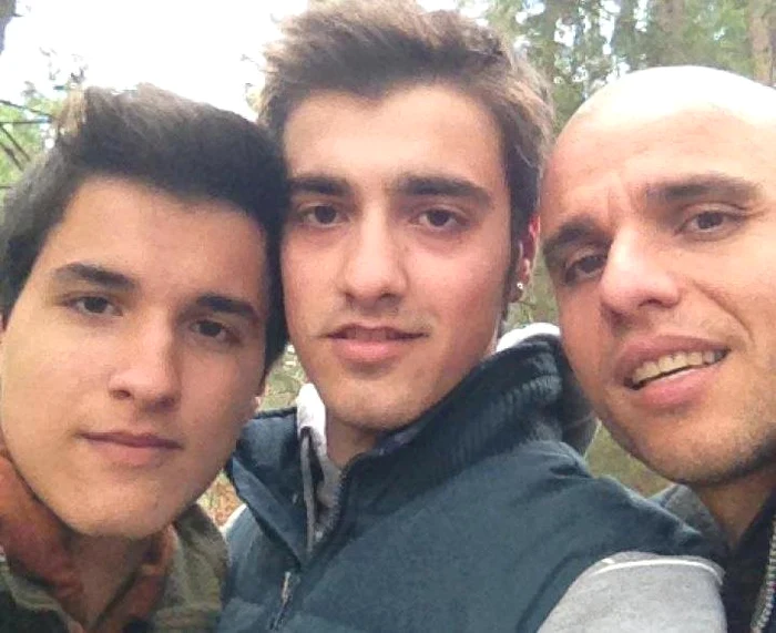 Liviu Teodorescu, alături de tatăl său (dreapta) și de fratele mai mic Matei (stânga)