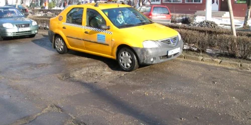 Şoferii au ajuns la disperare pentru că în fiecare zi sunt nevoiţi să facă slalom printre gropile de pe bulevardul Unirii