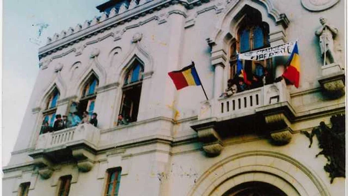 Balconul Revoluţiei, la Galaţi, în 22 decembrie 1989 FOTO Arhiva Bibliotecii VA Urechia