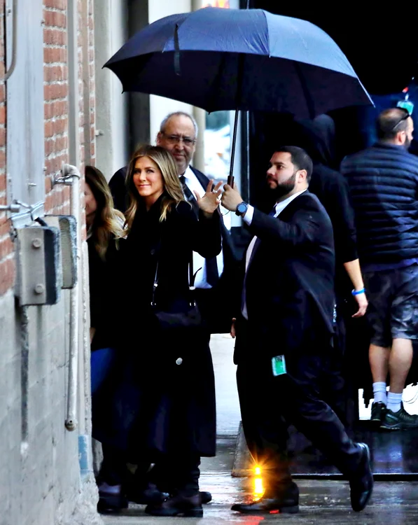 Jennifer Aniston, într-un palton negru