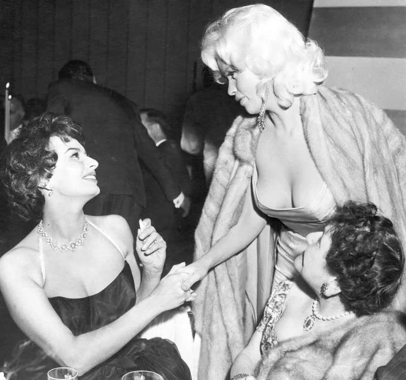 Sophia Loren și Jayne Mansfield în 1957 FOTO: X