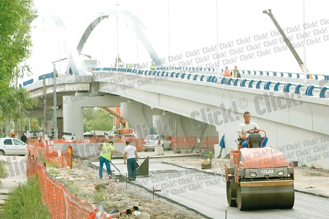 
    Pe sub pasaj circulaţia auto  va fi în continuare deviată  pentru executarea celui  de-al doilea pod (Fotografii: Dorin Constanda)  