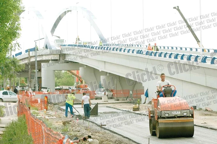 Pe sub pasaj circulaţia auto va fi în continuare deviată pentru executarea celui de-al doilea pod (Fotografii: Dorin Constanda)