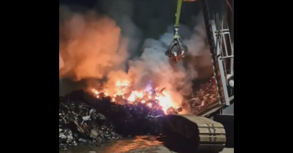 Incendiu puternic în zona de deșeuri a Portului Constanța Sud-Agigea Incendiu puternic în zona de deșeuri a Portului Constanța Sud-Agigea