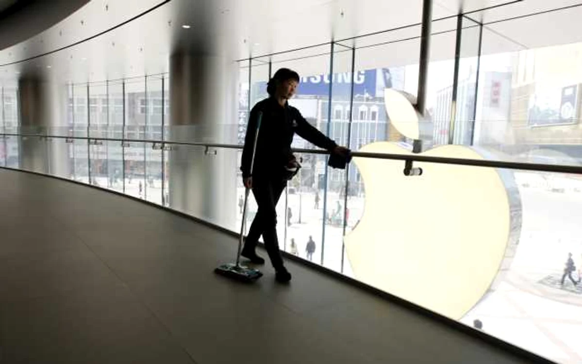 Compania care furnizează componentele pentru modelul iPhone low-cost este acuzată de exploatare FOTO Reuters