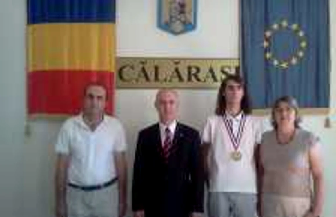 Prefectul Călăraşiului(al doilea din stânga), alături de familia Baltac