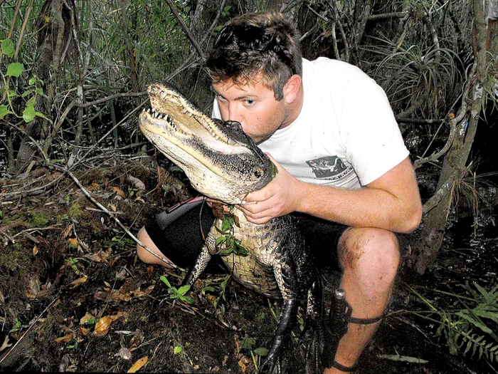 Americanul Forrest Galante a făcut înconjurul lumii pentru a se poza cu cele mai periculoase vietăţiFoto: photoland/caters