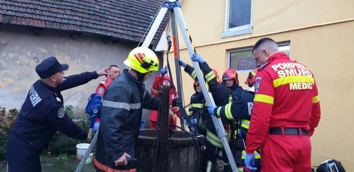 Femeia a căzut într-o fântână din curtea casei FOTO ISU Satu Mare