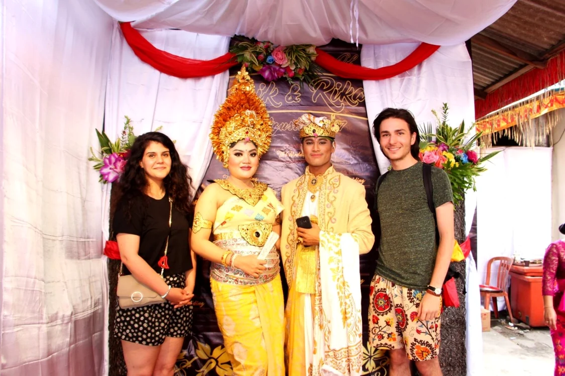 Cristian Achim (dreapta) a trăit o experienţă deosebită în Indonezia. Sursa foto: colecţia personală