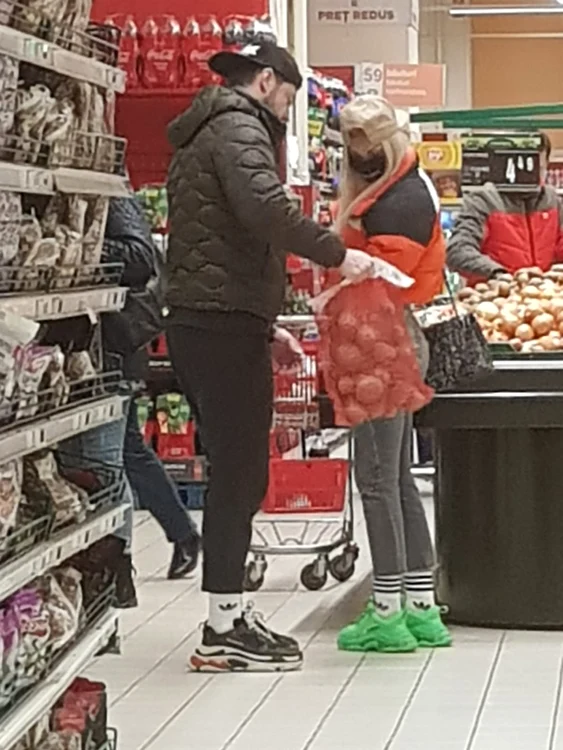 Victor Slav și-a făcut provizii alături de noua lui iubită