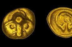 „Cupa curcubeu”, o monedă celtică veche de 2.200 de ani, descoperită în Saxonia (© Landesamt für Archäologie Sachsen)
