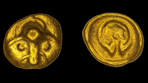 „Cupa curcubeu”, o monedă celtică veche de 2.200 de ani, descoperită în Saxonia (© Landesamt für Archäologie Sachsen)