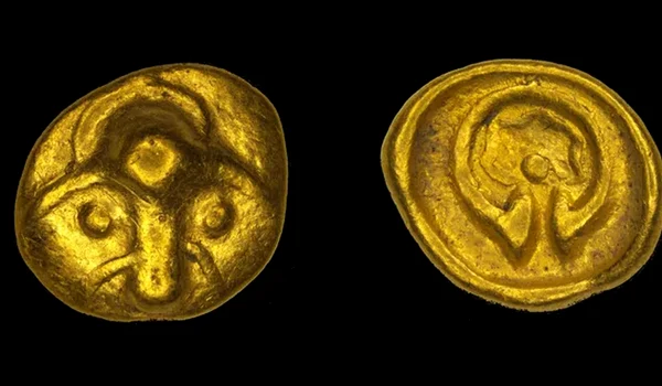 „Cupa curcubeu”, o monedă celtică veche de 2.200 de ani, descoperită în Saxonia (© Landesamt für Archäologie Sachsen)