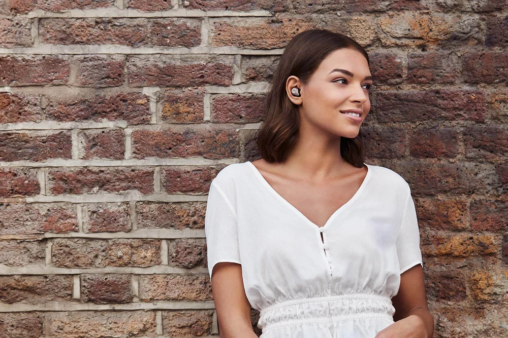 De ce revin la modă căștile cu fir. Tot mai mulți consumatori renunță la cele conectate prin Bluetooth