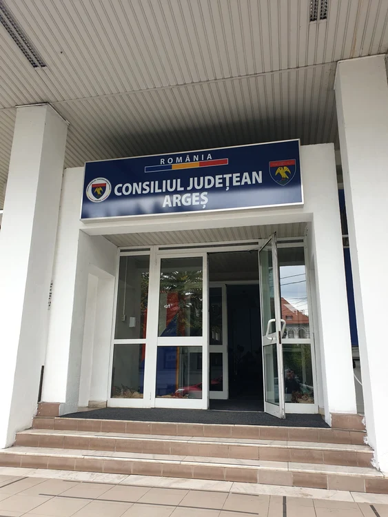 La Consiliul Județean Argeș au fost înființate 55 de posturi noi Foto: Alex Vlaicu