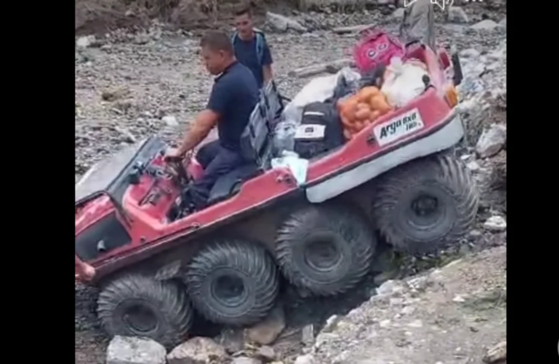 Pompierii au folosit vehiculul utilitar amfibiu. FOTO captură video ISU Suceava