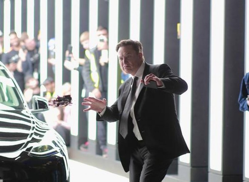 Departamentul de Stat al SUA vrea să dea 400 de milioane de dolari pe vehicule blindate Tesla. Musk, în posibil conflict de interese