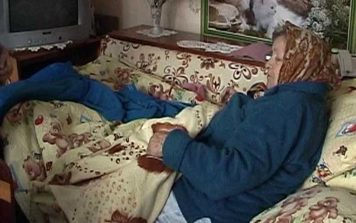 Ioana Antohe, 73 de ani, nevoită să stea în frig. FOTO: Nicoleta Butnaru