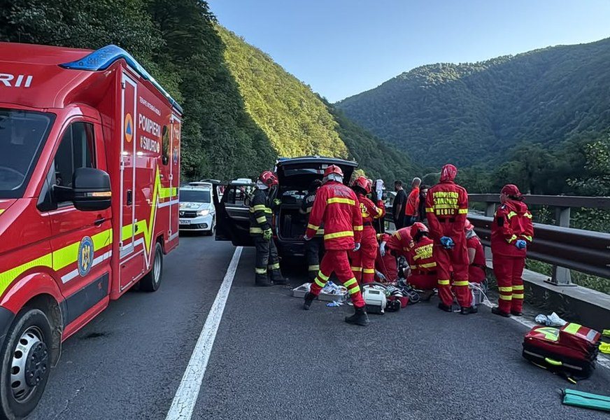 Un bolovan căzut de pe versant a strivit o mașină pe Valea Oltului. Un bărbat a murit