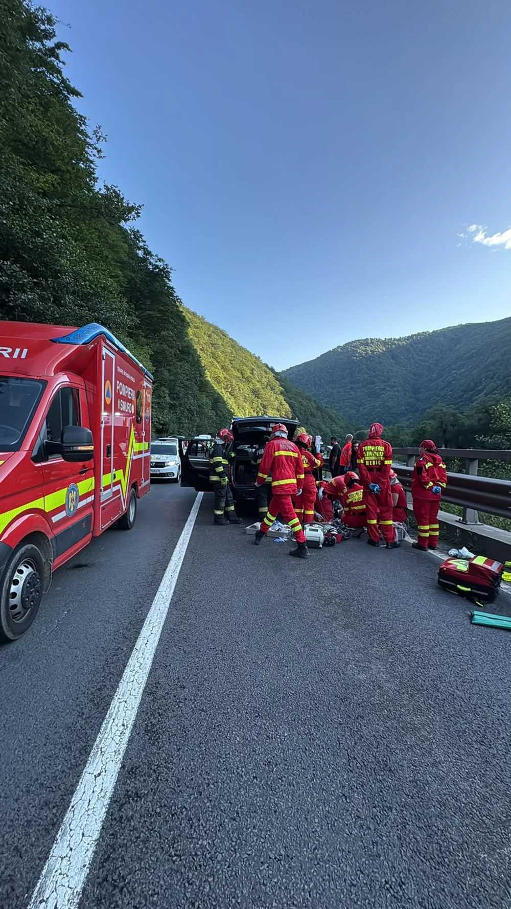 Bolovan prăbușit peste o mașină, pe Valea Oltului. Un bărbat găsit încarcerat este resuscitat la fața locului