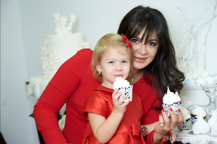 
    Oana şi Maria, în vacanţă la schifoto: arhivă personală  