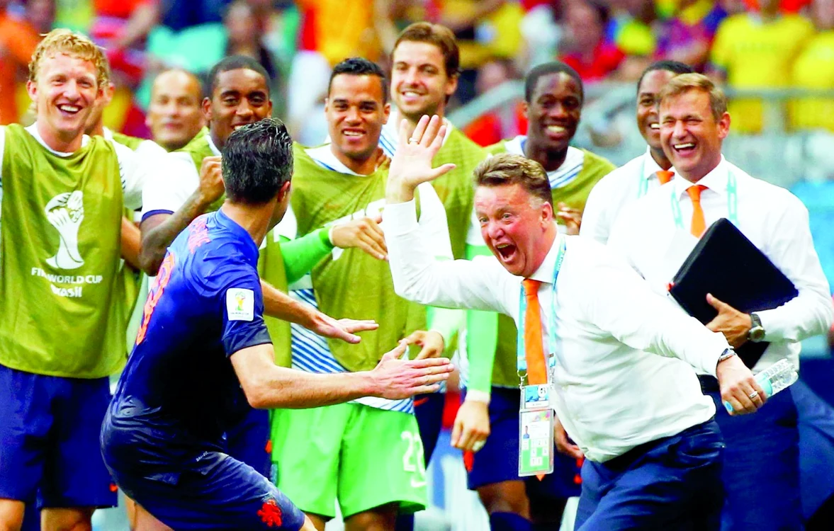Van Gaal îl felicită pe Van Persie, după golul marcat de atacant în meciul cu Spania. FOTO: Reuters