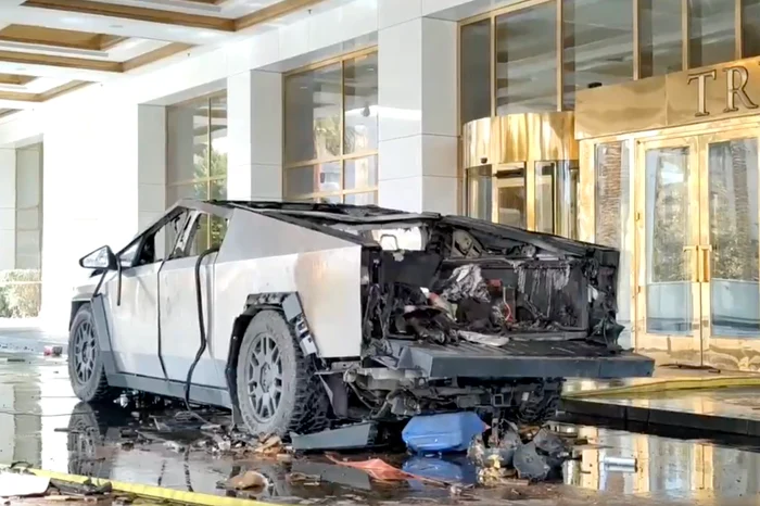 Explozia vehiculului Tesla a rănit ușor câteva persoane și a fost deviată în sus FOTO EPA-EFE