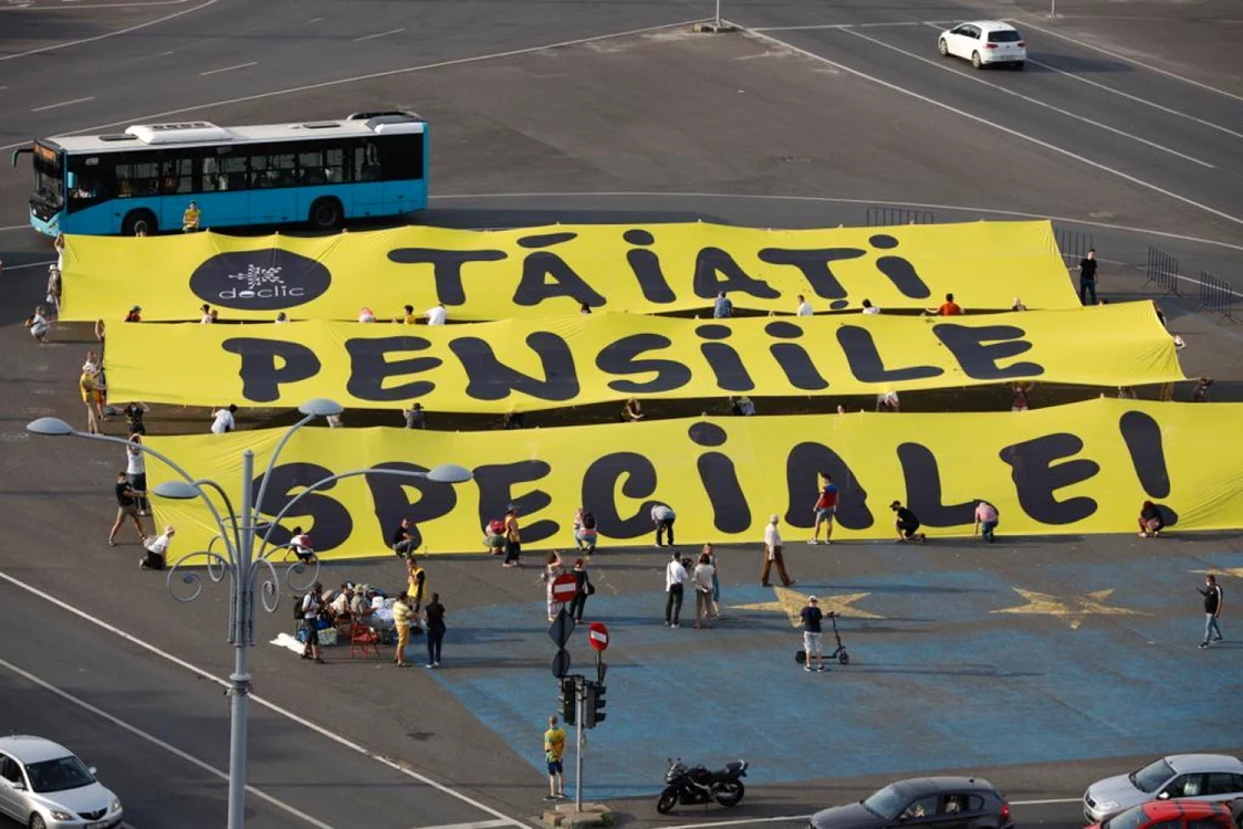 Protest împotriva pensiilor speciale în fața Palatului Victoria FOTO Arhivă Adevărul 