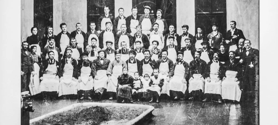 Familia Dozzi și prima echipă de mazelari în anul 1910 Colecție sibiusalami.com