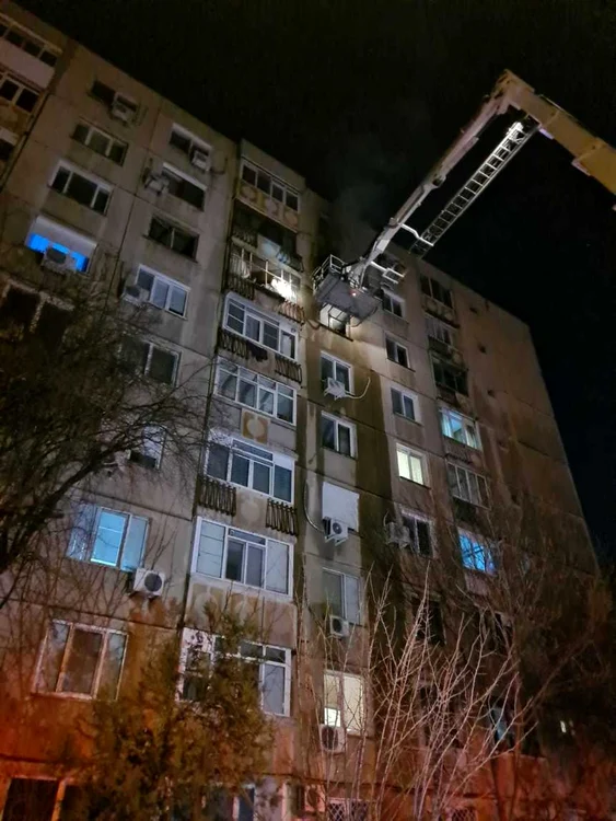 Incendiu se manifestă într-un apartament situat într-un bloc de pe strada Soldat Ilie Mihail din Sectorul 5 FOTO: ISUBIF
